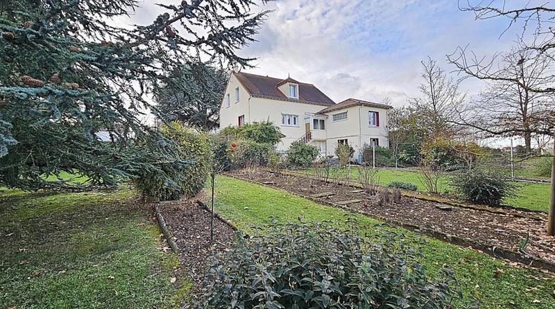 Maison - 187 m² - 9 pièces