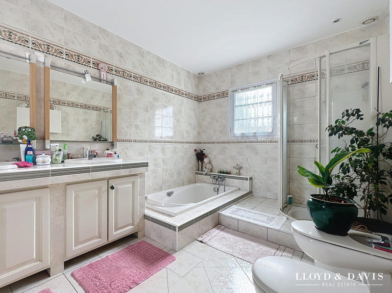 Maison - 205 m² - 6 pièces