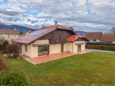 Maison - 230 m² - 7 pièces