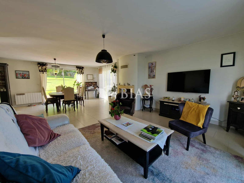 Maison - 218 m² - 8 pièces