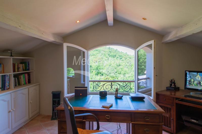 Villa - 242 m² - 8 pièces
