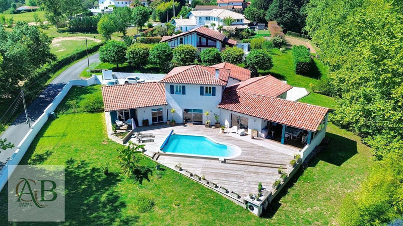 Maison - 220 m² - 7 pièces