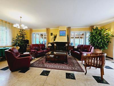 Maison - 229 m² - 9 pièces