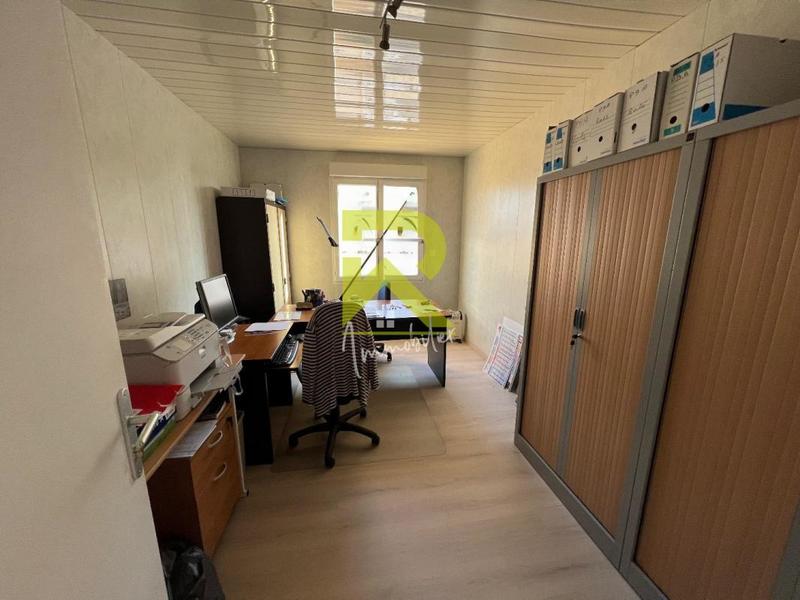 Bureau - 1 m² - 12 pièces