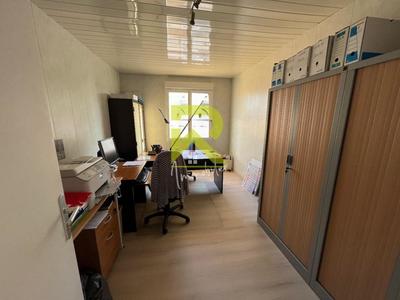 Bureau - 1 m² - 12 pièces