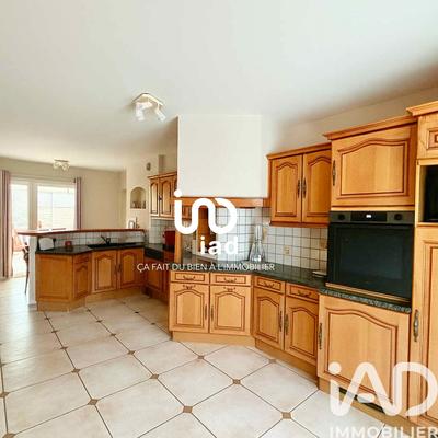 Maison - 220 m² - 8 pièces