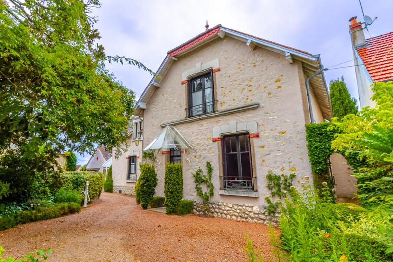 Maison - 233 m² - 9 pièces