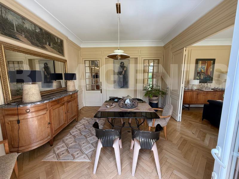 Demeure - 260 m² - 8 pièces