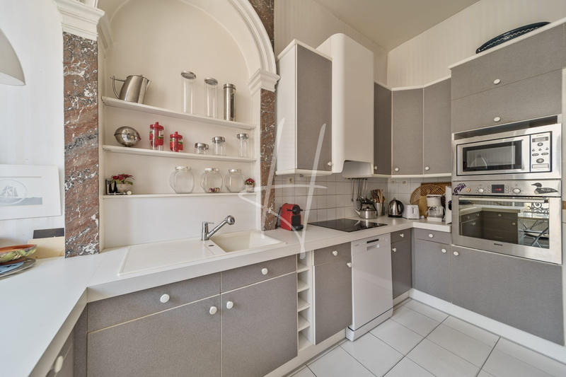 Appartement - 216 m² - 8 pièces