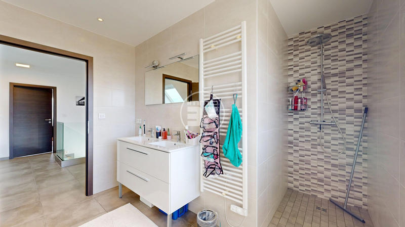 Maison - 222 m² - 7 pièces