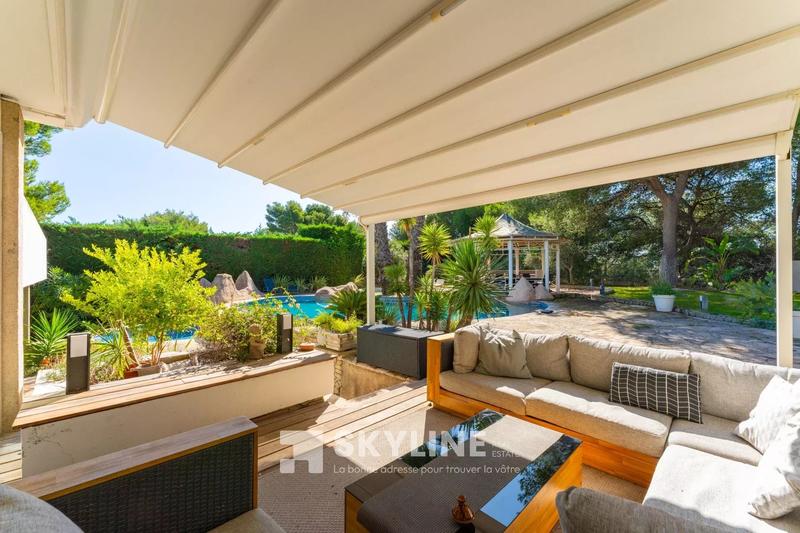 Maison - 320 m² - 8 pièces