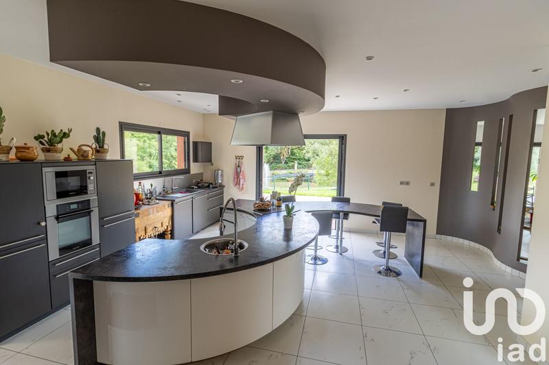 Maison - 640 m² - 12 pièces