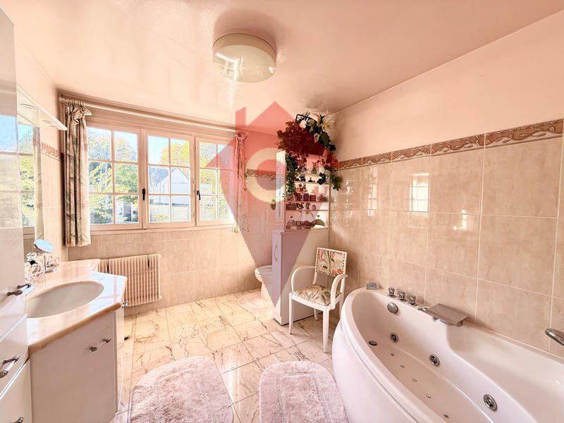 Maison - 240 m² - 9 pièces