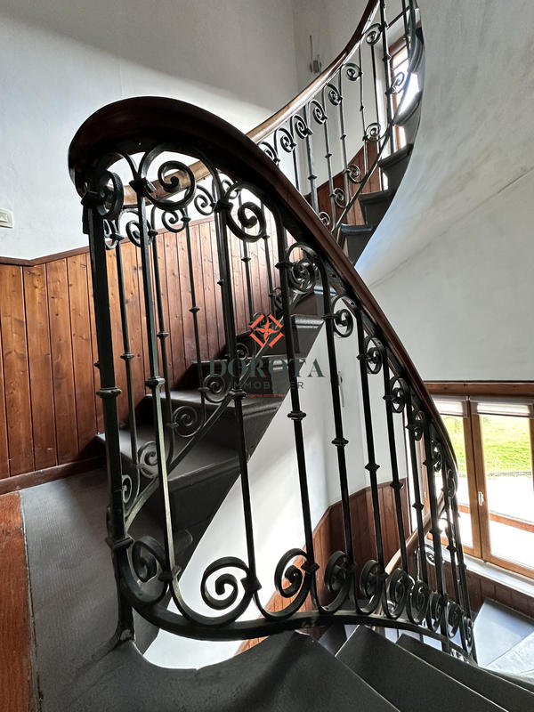 Maison - 300 m² - 6 pièces