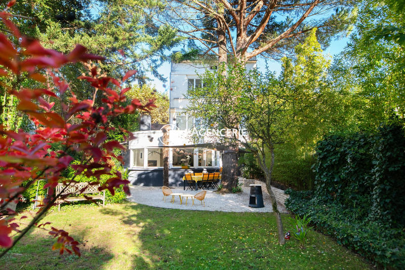 Maison - 242 m² - 6 pièces