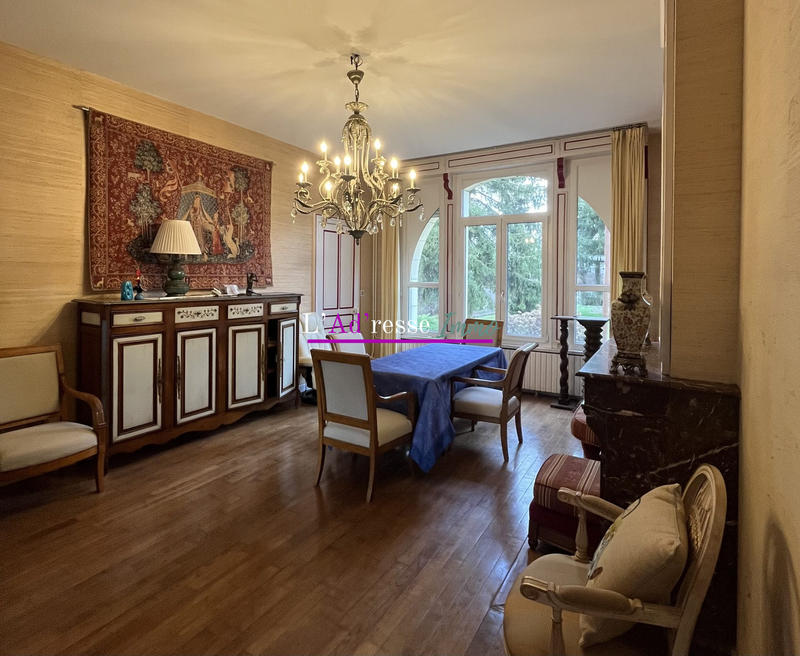 Maison - 241 m² - 10 pièces