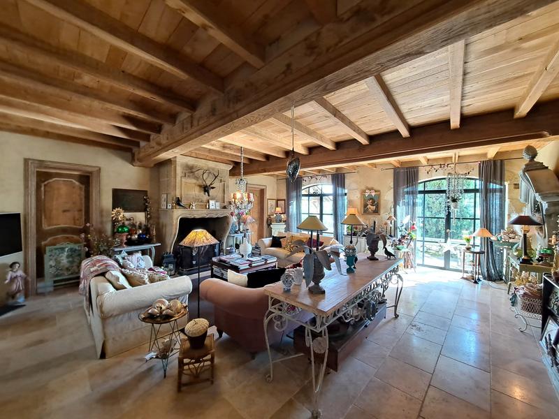 Maison - 654 m² - 16 pièces