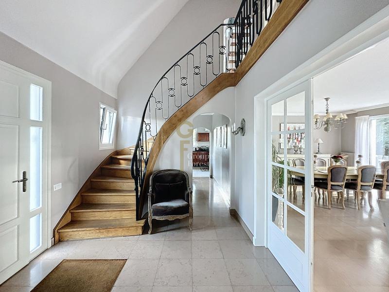 Maison - 212 m² - 7 pièces