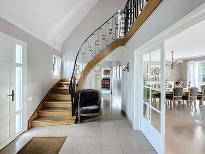 Maison - 212 m² - 7 pièces