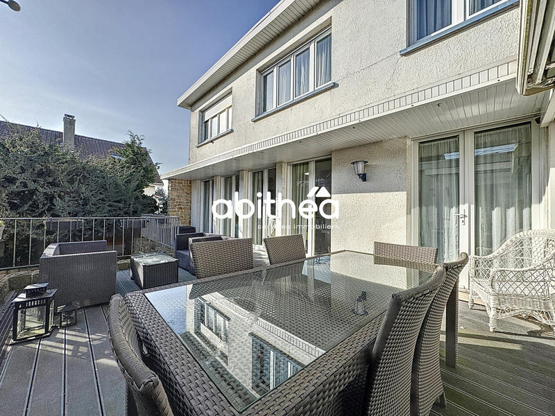 Maison - 233 m² - 7 pièces