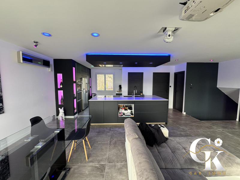 Maison - 90 m² - 5 pièces