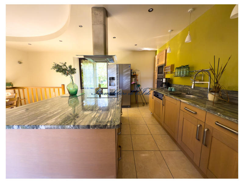 Maison - 236 m² - 9 pièces