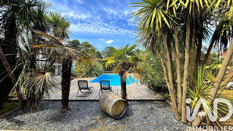 Maison - 260 m² - 9 pièces