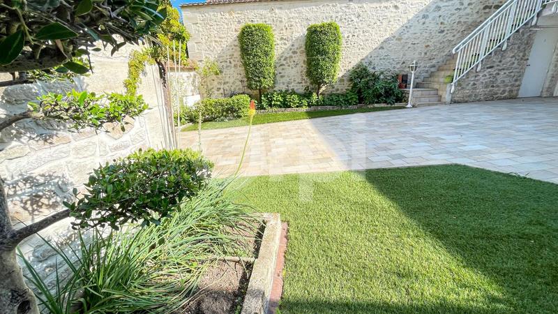 Maison en pierre - 323 m² - 10 pièces