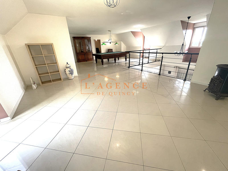 Maison - 239 m² - 6 pièces