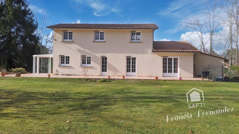 Maison - 220 m² - 6 pièces