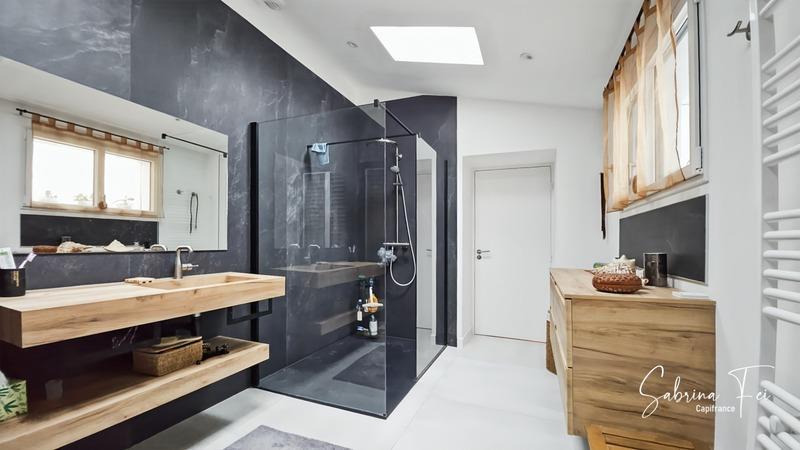 Maison - 235 m² - 7 pièces