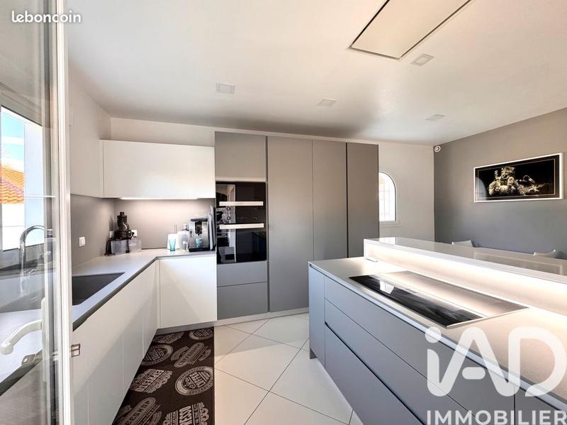 Maison - 328 m² - 6 pièces