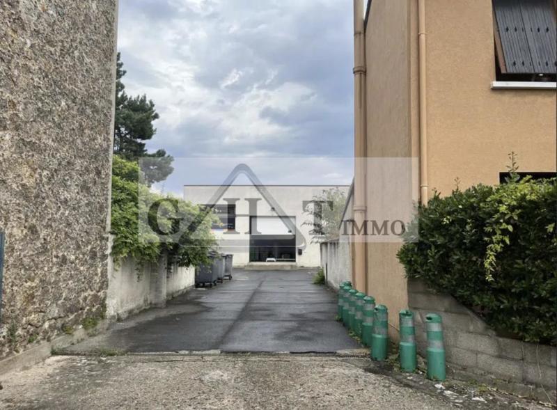 Entrepôt - 1 420 m²