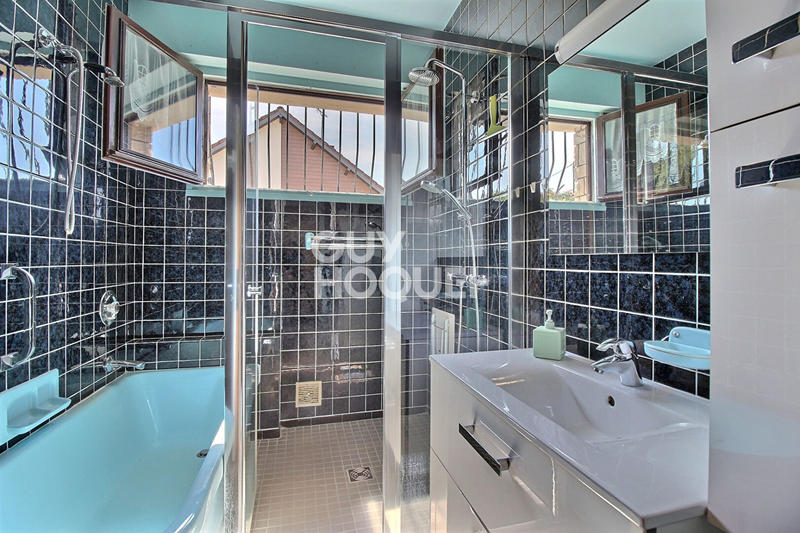 Maison - 218 m² - 9 pièces