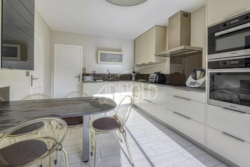 Maison - 232 m² - 11 pièces