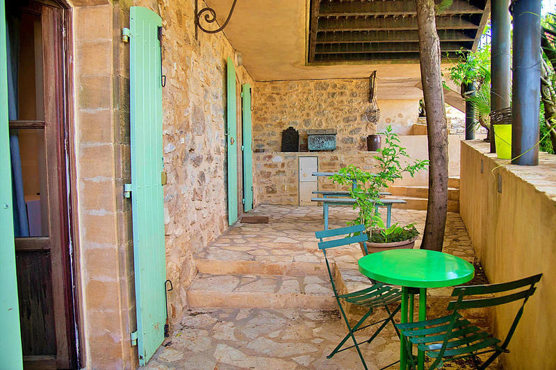 Mas - 668 m² - 27 pièces