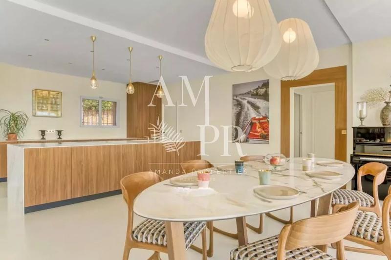 Villa - 233 m² - 5 pièces