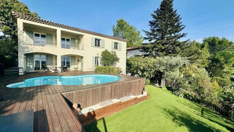 Villa - 220 m² - 8 pièces
