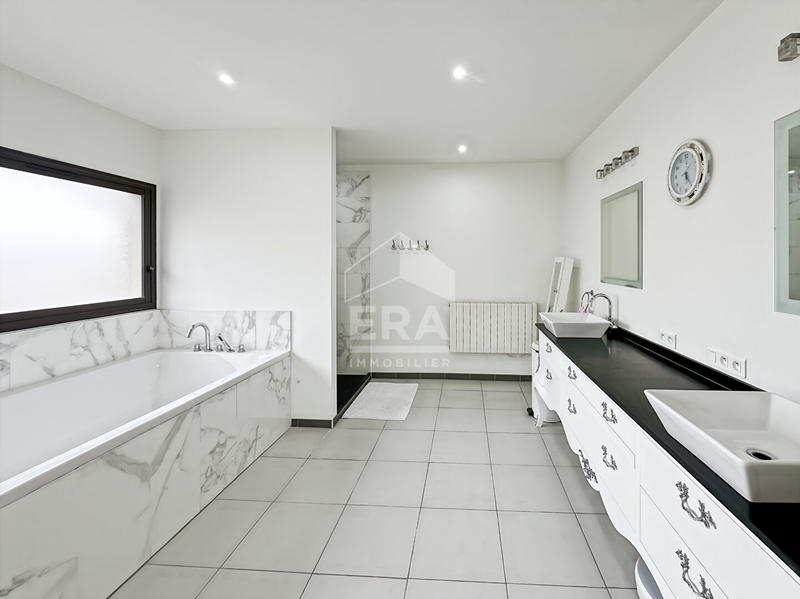 Maison - 207 m² - 8 pièces