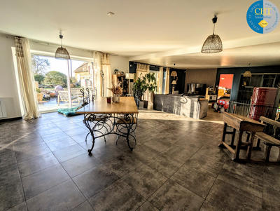 Maison - 230 m² - 6 pièces