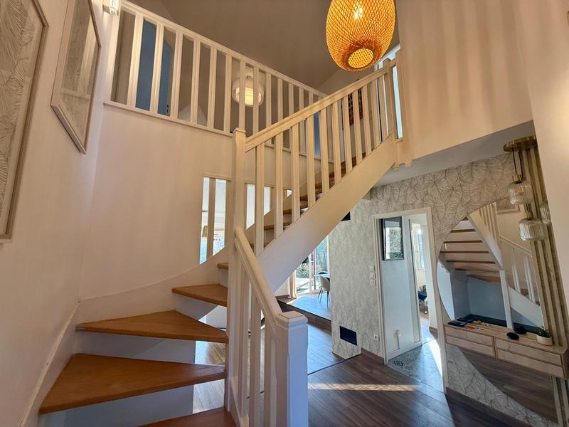 Maison - 200 m² - 10 pièces