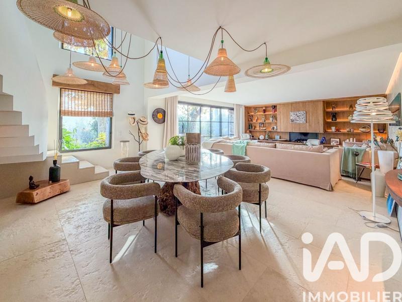 Maison - 245 m² - 5 pièces