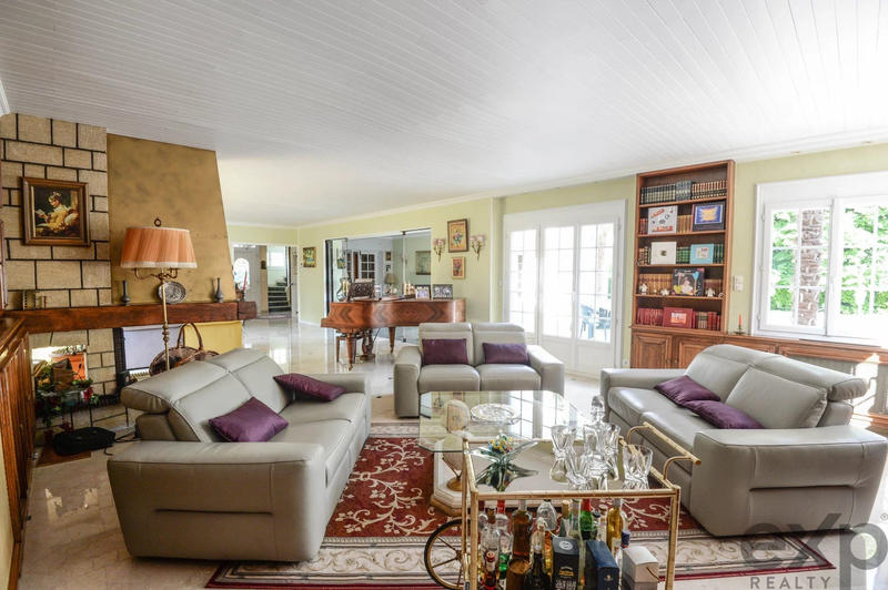 Maison - 318 m² - 10 pièces