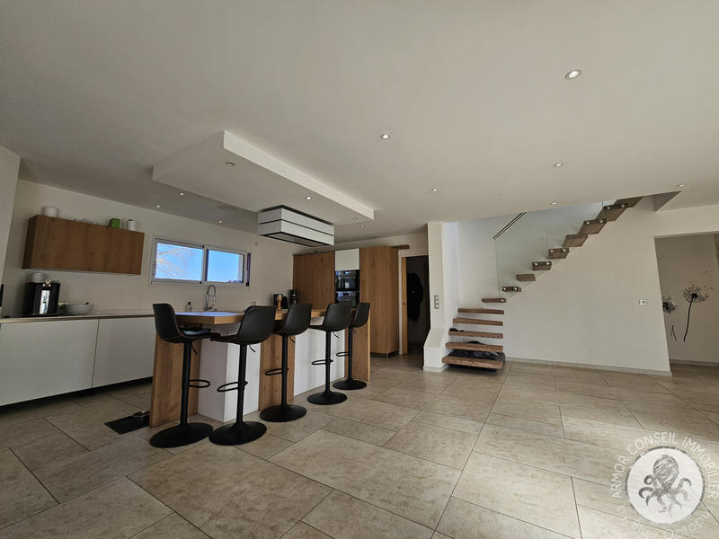 Maison - 203 m² - 6 pièces