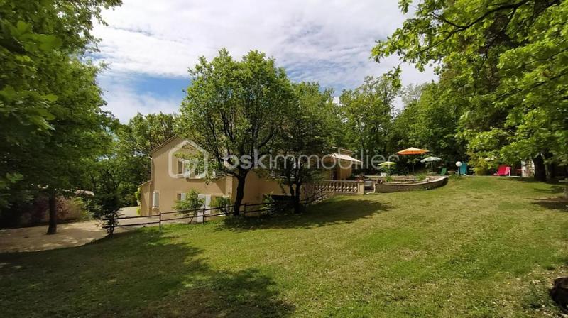 Maison - 250 m² - 8 pièces