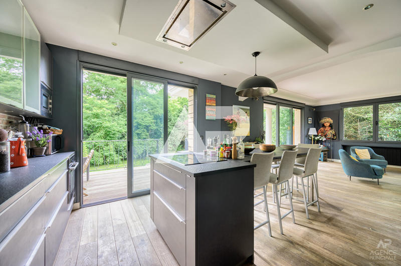 Maison - 278 m² - 11 pièces