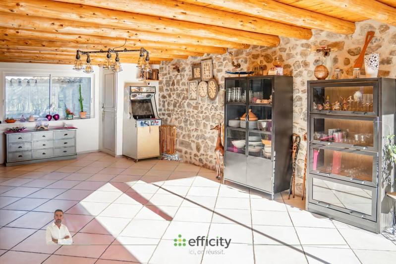 Maison - 245 m² - 8 pièces