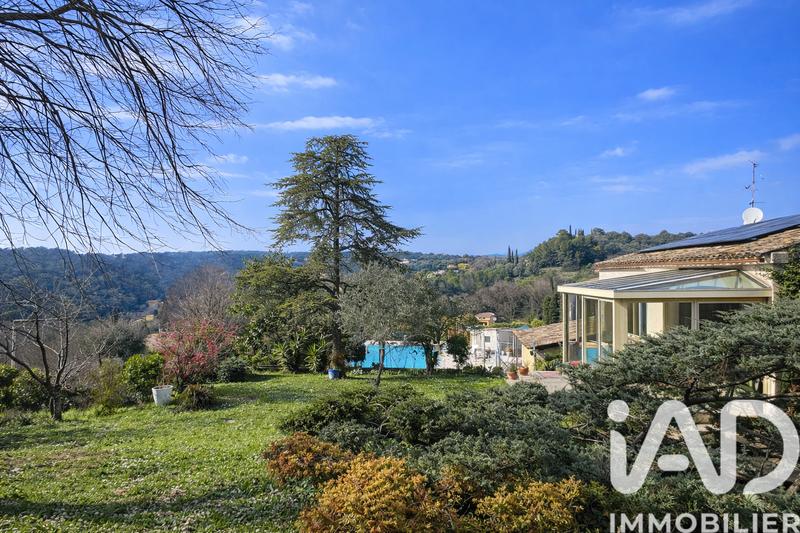 Maison - 220 m² - 6 pièces