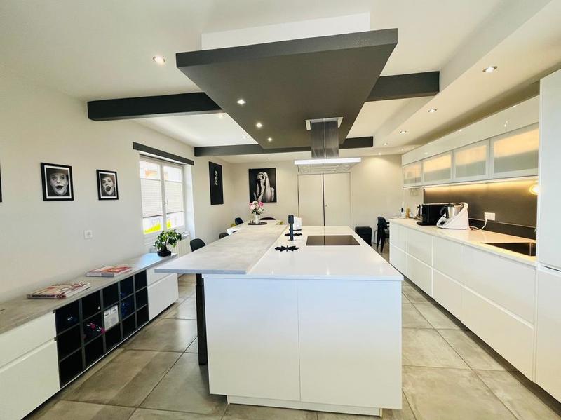 Maison - 407 m² - 9 pièces