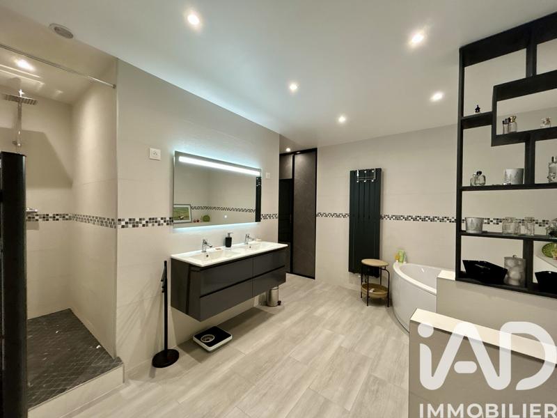 Maison - 229 m² - 8 pièces